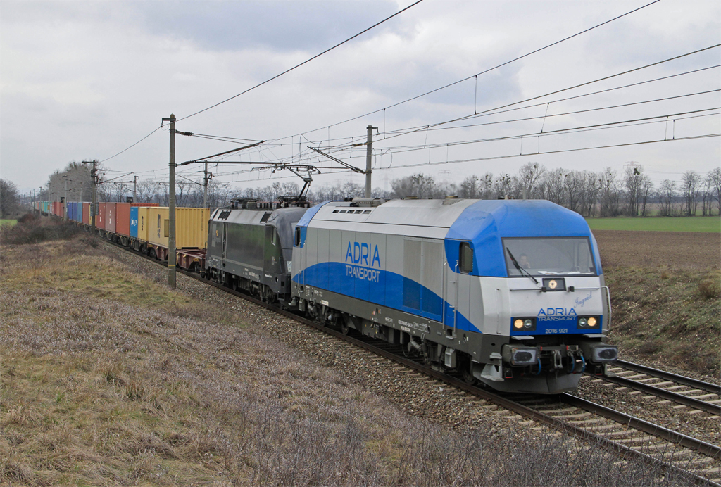 2016.921 und ES64U2-061 bringen einen Containerzug von Himberg kommend Richtung Hegyeshlom.
Gramatneusiedl am 09.02.2013