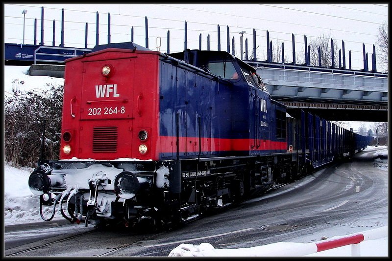 202 264-8 -WFL- kurz vor dem S�dhafen. Auf dem R�gendamm wartet noch die zweite Wagengruppe.    Stralsund am 11.02.10
