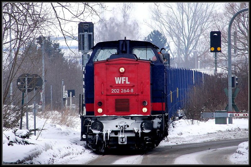 202 264-8 -WFL- ist mit der 1.Wagengruppe unterwegs in den Sdhafen von Stralsund.  am 11.02.10