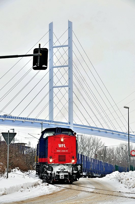 202 264 der WFL rangiert ihre leeren Holzwagen in den Stralsunder Sdhafen am 10.02.2010