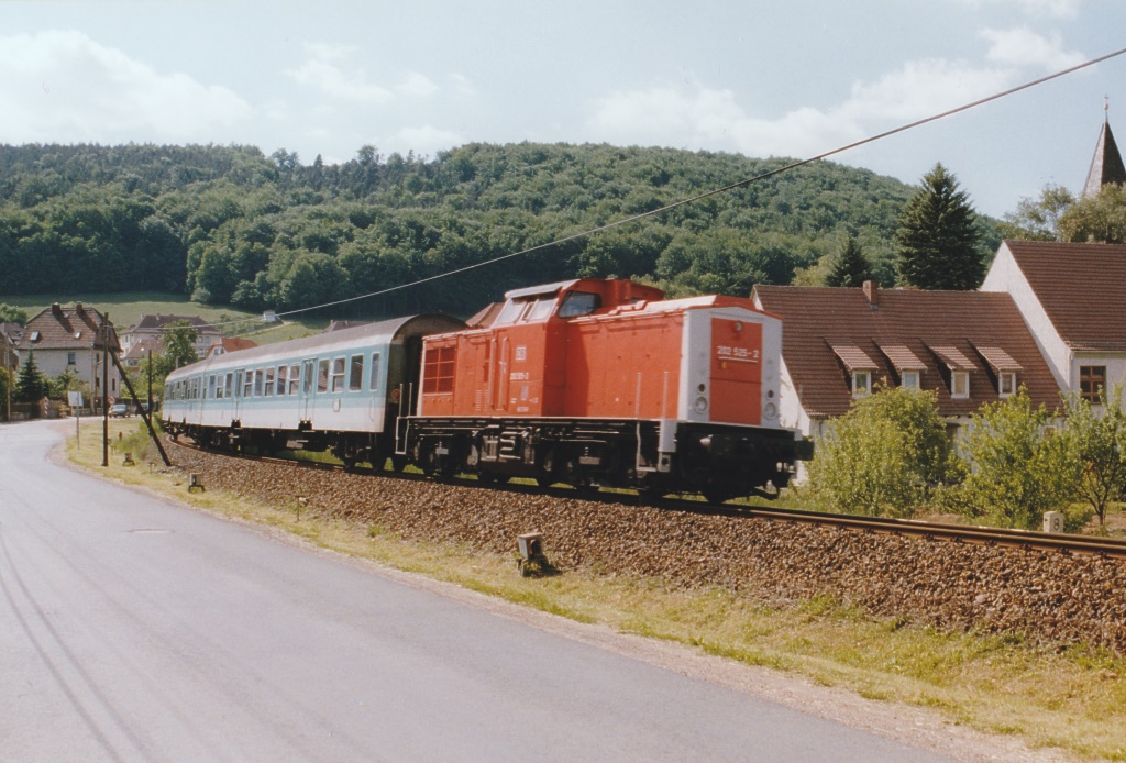 202 291 legt sich am 30.5.97 mit ihrer Regionalbahn nach Bad Salzungen bei Merkers in die Kurve.
