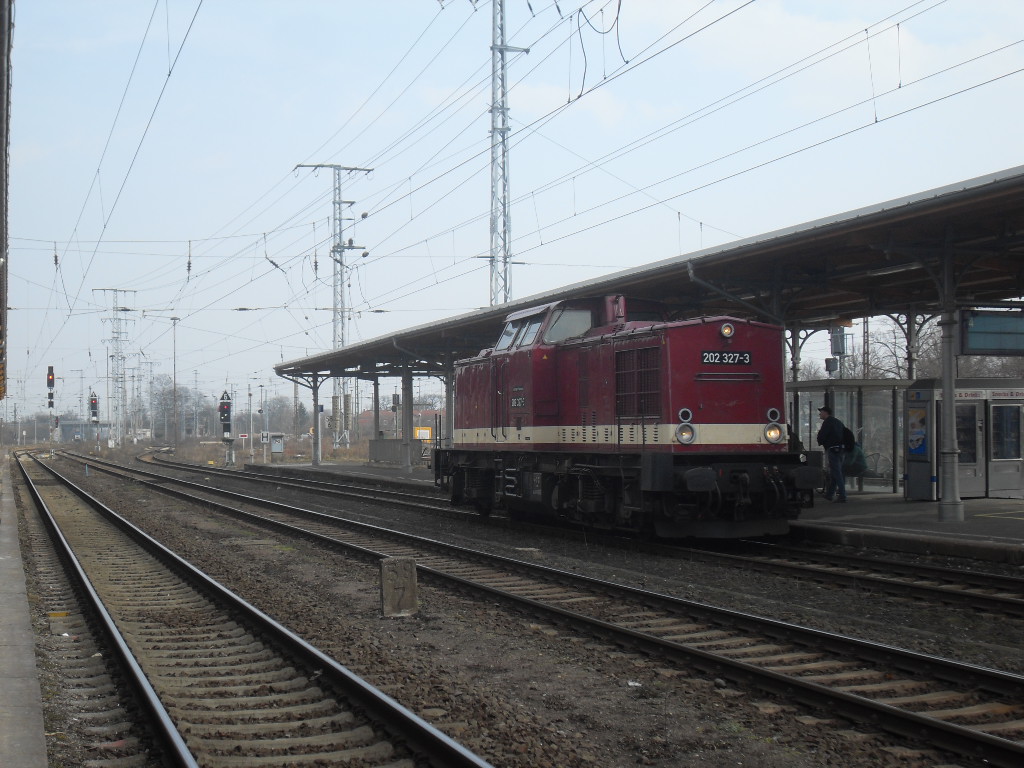 202 327 (203 227)fuhr als Rangierfahrt am 09.03.2011 in Richtung Magdeburg.