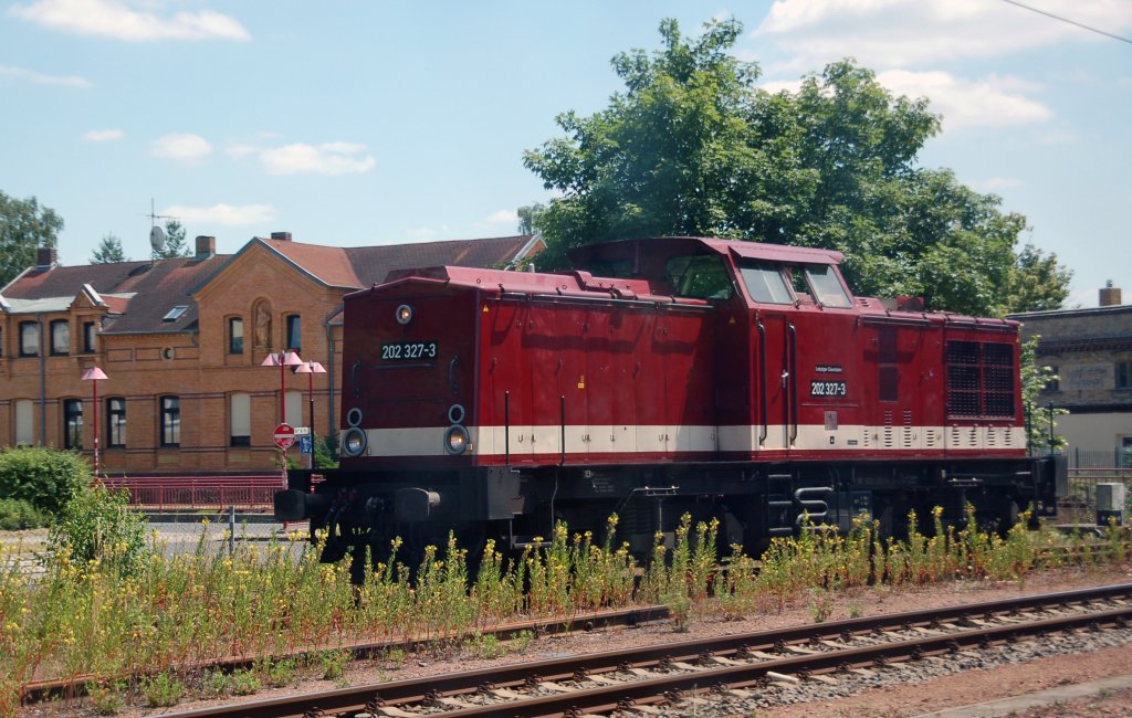 202 327 der LEG rckt am 27.06.10 kurz hinter dem Bahnhof Delitzsch in den Schuppen der LEG ein. Fotografiert aus dem fahrenden Zug.