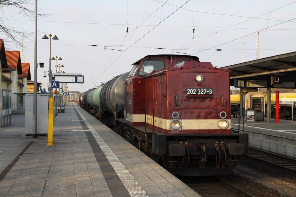 202 327 in Originalfarben kommt mit Kesselwaggons durch Neustrelitz gefahren. 06.04.2010