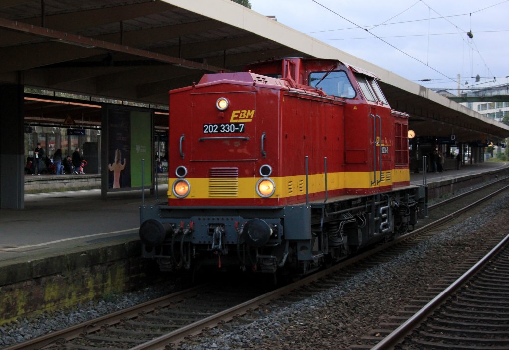 202 330-7 EBM Cargo in Wuppertal Hbf, Oktober 2012.