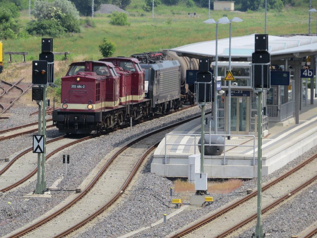 202 484 2 und eine weitere Lok der BR 202 mit einem Gterzug im Bahnhof von Halberstadt am 10.06.2013