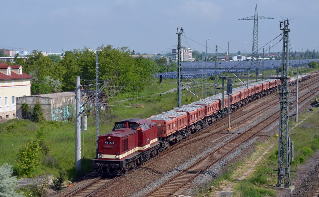 202 484 zog einen Bauzug aus Schotter- und Schwellenwagen am 25.05.13 von Bitterfeld nach Delitzsch.