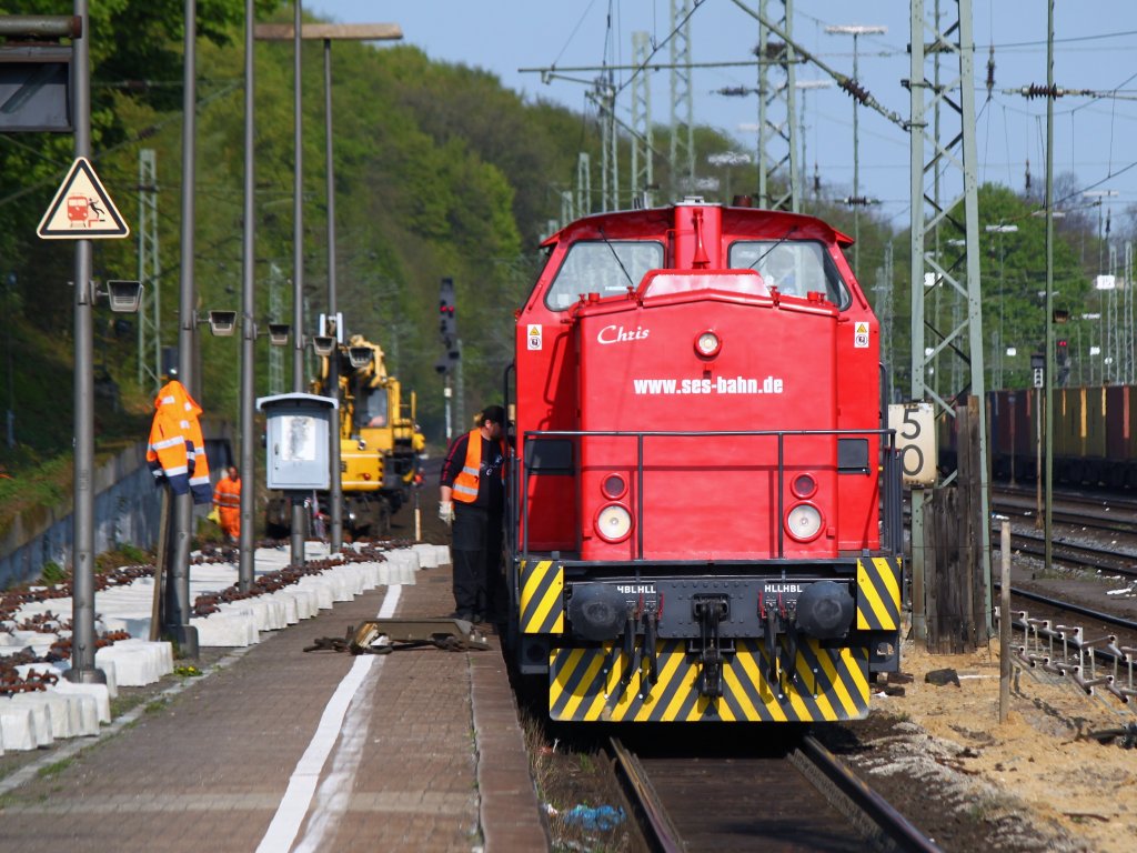 202 535-1  Chris  von SES Logistik steht am 17.04.2011 mit Flachwaggons beladen mit ausgebauten Gleisjochen in Aachen West. Im Hintergrund sieht man den 50 to. Kran von Schweerbau mit dem die 15m langen Gleisstcke verladen werden. Dort werden zur Zeit die Gleise am Bahnsteig erneuert. Kompliment an die Firma SES und ihre Mitarbeiter, auch diese V100 ist in einem top-gepflegten Zustand, der Tf nutzt die Gelegenheit gerade um den Fhrerstand mit einem Handfeger zu reinigen. 