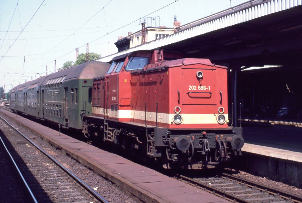 202 696-1 Magdeburg Hbf im Mai 1992
