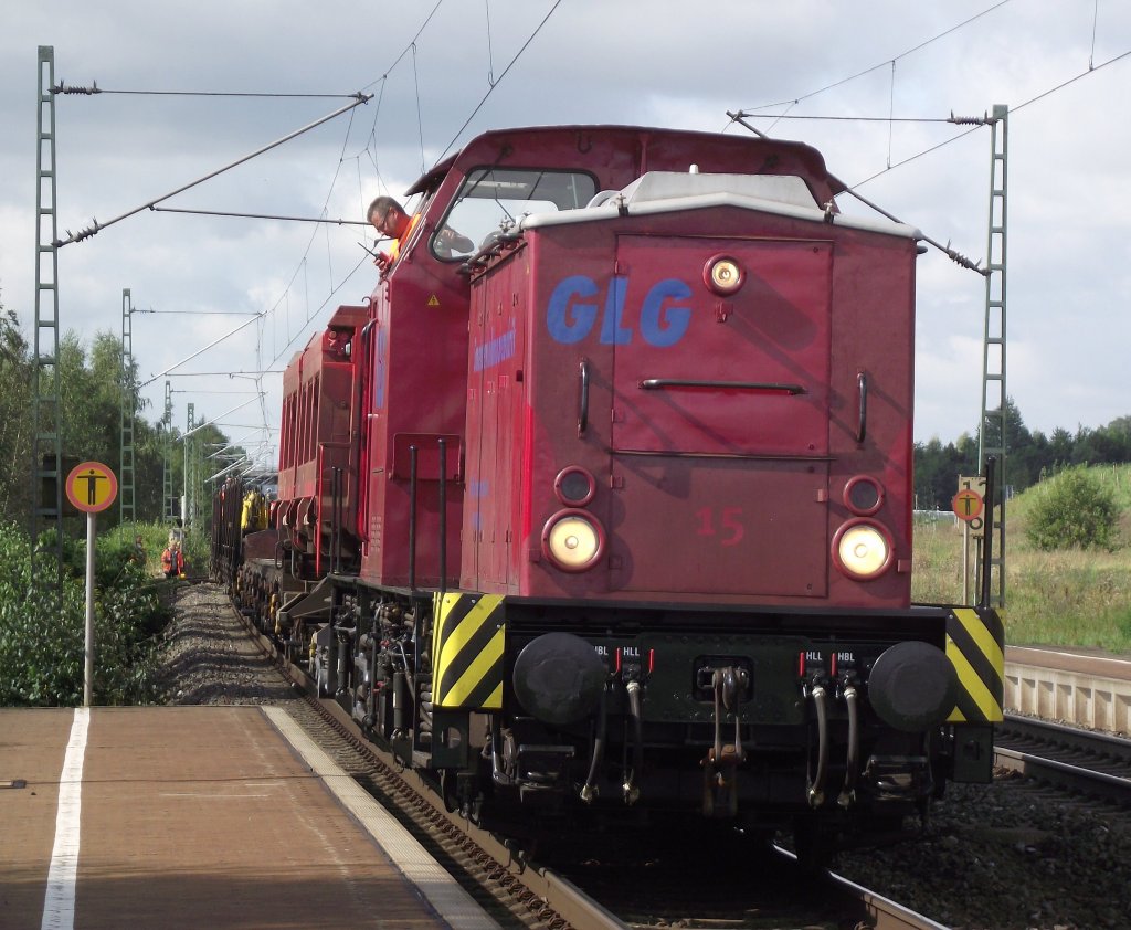 202 726-6 der GLG (zur Zeit jedoch fr die HGB im Einsatz) steht am 28. August 2011 mit einem Bauzug fr die Strecke Neuses - Weienbrunn im Bahnhof Neuses (bei Kronach).