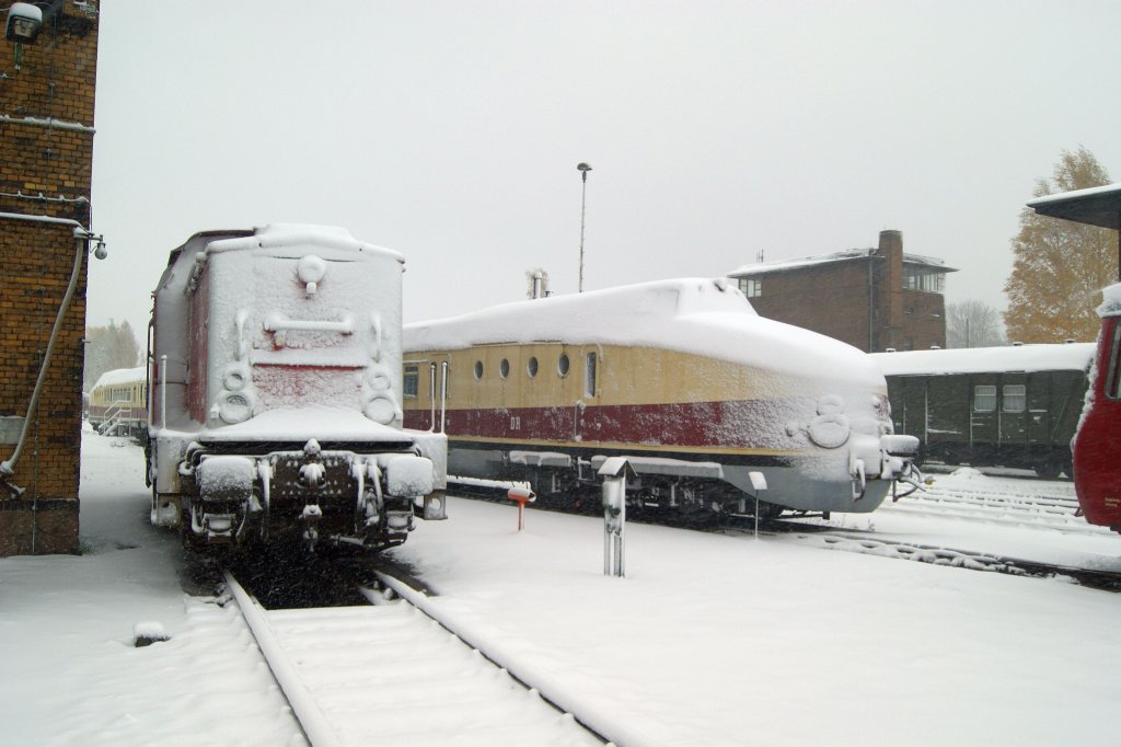 202 885 sowie SVT 18.16.03 wurden am 27.10.2012 vom Winter berrascht. SEM Chemnitz-Hilbersdorf 27.10.2012