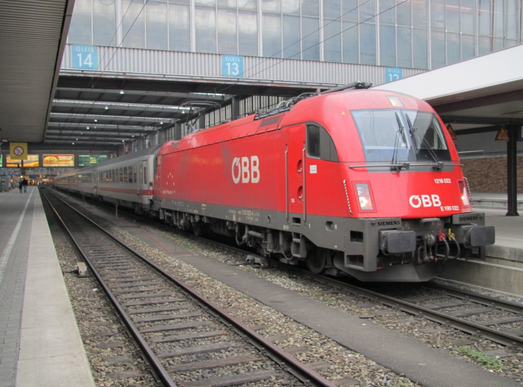 20.2.2011 9:25 BB Baureihe 1216 022 mit einem EC nach Bolongna Centrale wartet in Mnchen Hbf auf die Abfahrt. 