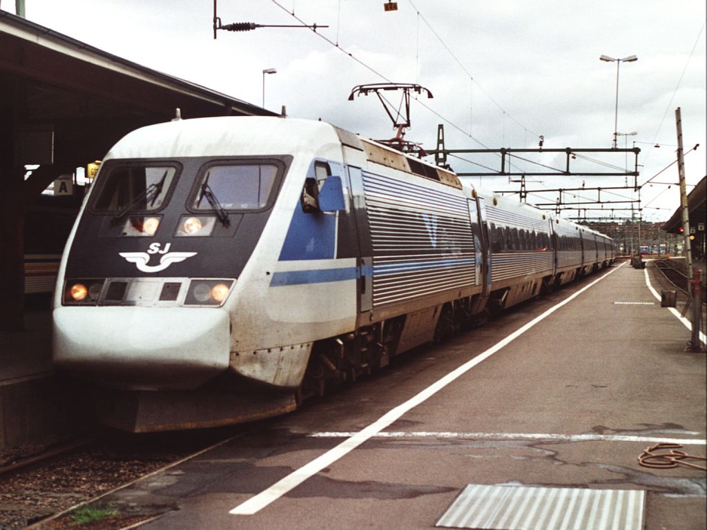 2027 X2, 2744 UA2GK, 2721 UA2G, 2921 UBS2FK, 2872 UB2FK,  2871 UB2FK, 2506 UB2X mit X2000 Gteborg-Skvde-Stockholm auf Bahnhof Gteborg Central am 16-7-2000.  Bild und scan: Date Jan de Vries.

