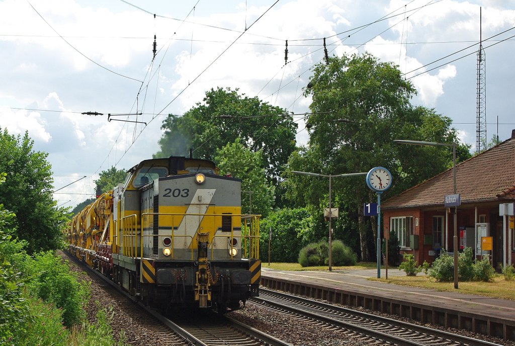 203 001-3 zieht ihren Bauzug in Richtung Norden. Aufgenommen am 06.07.2010 in Radbruch.