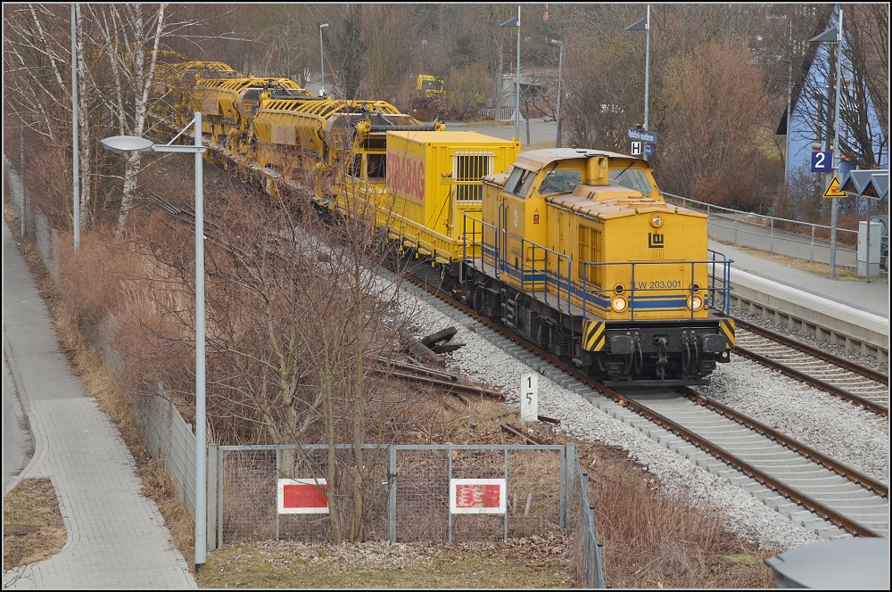 203 001 in fremden Gefielden. Interessant auch die  Straenschilder . Radolfzell im Mrz 2012.