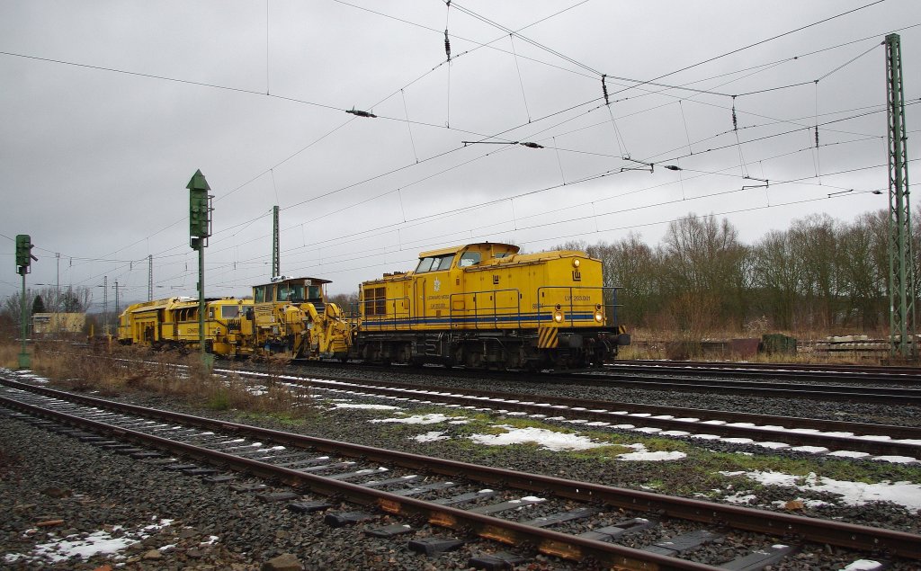 203 001 ist mit Baufahrzeugen in Richtung Sden unterwegs. Aufgenommen am 12.12.2010 in Eschwege West.