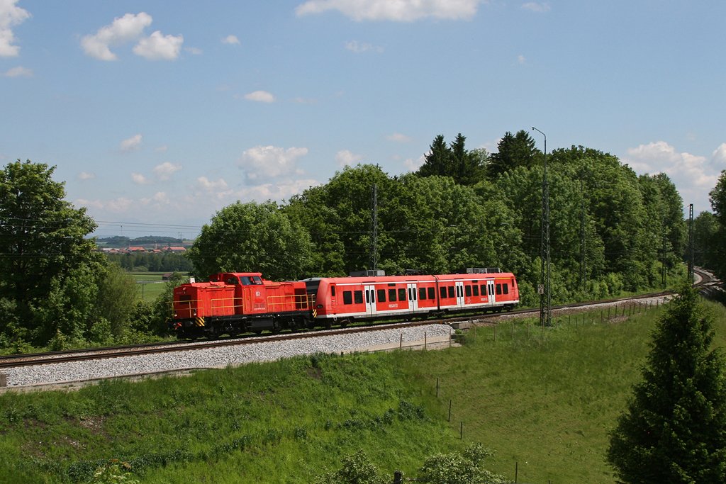 203 002 der S-Bahn Mnchen mit einem defekten 426 im Schlepp am 04.06.2010 in Aling.