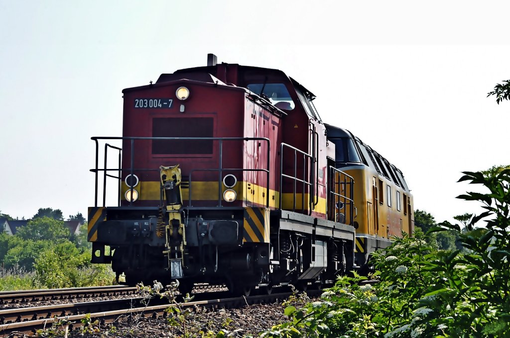 203 004 der SGL bringt die 228 der EBW nach Blankenburg, hier bei Halberstadt am 22.06.2010
