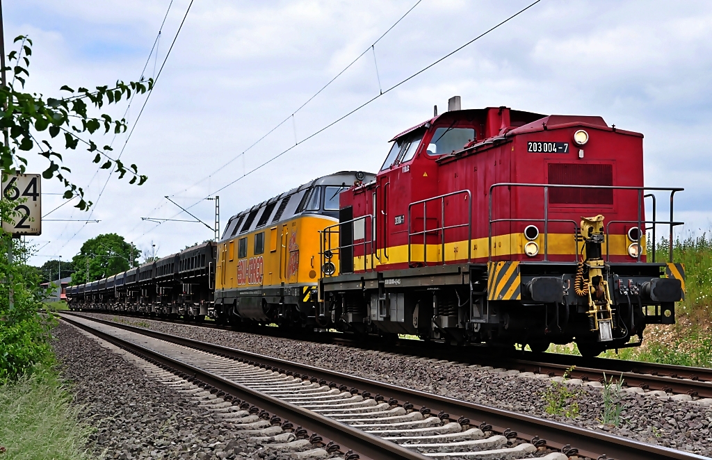 203 004 der SGL mit der 228er der EBW im Schlepp, auf dem Weg nach Braunschweig am 21.06.2010