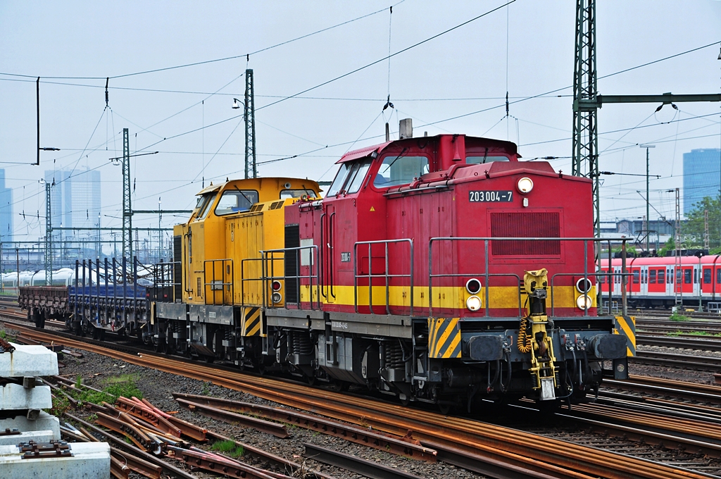 203 004 und V150.01 im Frankfurter Auenbahnhof am 08.05.2010