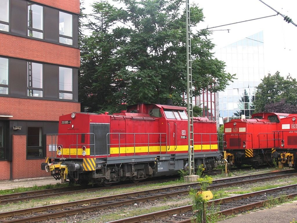 203 005-4 auf Nrnberg Hauptbahnhof am 14-08-2005.