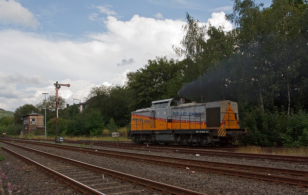 203 005  Starker Anton  der Die-Lei GmbH (Kassel) am 05.08.2011 in Herdorf. Die Lok hatte Halte-Signal und fhrt gerade wieder an, und nun geht es ber die Hellerstrecke (KBS 462) weiter Richtung Haiger. Die Lok vom Typ V 100.1 (DR) (Bauart B'B'-dh) wurde 1972 von LEW unter der Fabrik-Nr. 13500 gebaut. Auslieferung erfolgte als 110 461-1, 1982 Umbau in 112 461-9, 1992 Umzeichnung in 202 461-0, 1997 Ausmusterung bei der DB. 2002 ging an NVAG - Nordfriesiche Verkehrsbetriebe AG als 203.005, bis sie 2007 an die Die-Lei ging hatte sie mehre als Stationen teil als Mietlok.