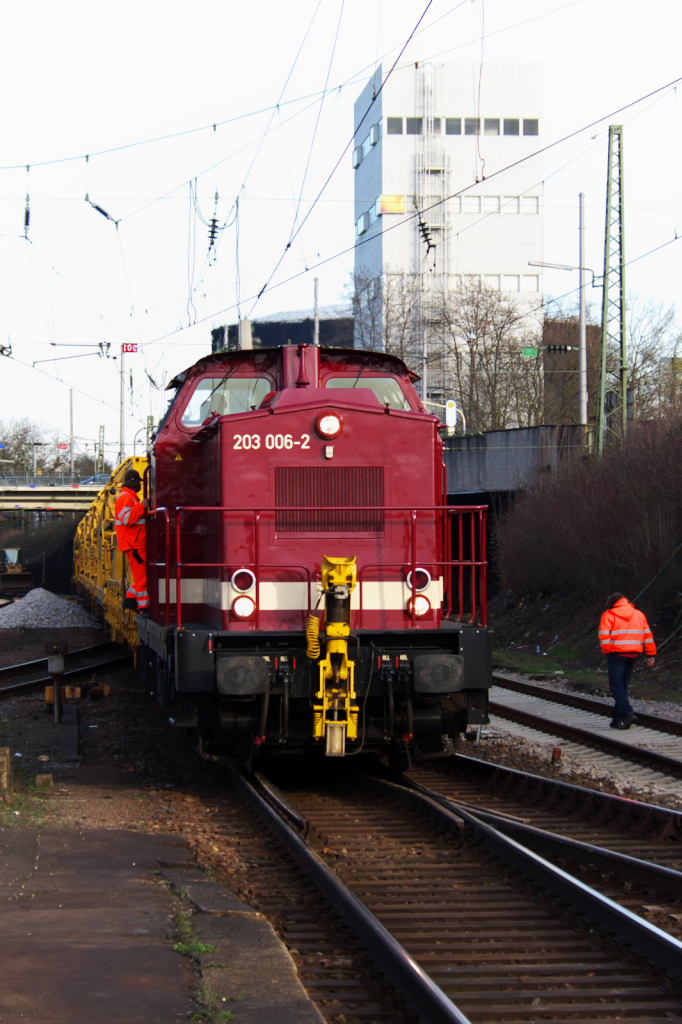 203 006-2 der EfW-Verkehrsgesellschaft mbH, Frechen im Bauzugdienst in Saarbrcken-Burbach am 20.03.2011.

Im Jahr 1973 erfolgte die Auslieferung an die (DR)Deutsche Reichsbahn als 110 530-3. 