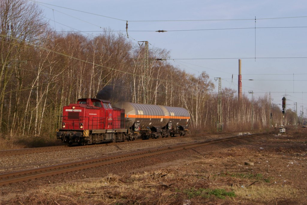203 007-0 der Bocholter Eisenbahngesellschaft mbH mit 2 Kesselwagen bei der Durchfahrt durch Dinslaken am 26.03.2012