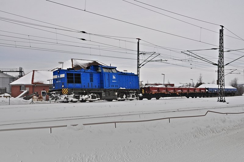 203 011 der PRESS mit ihren 2 Wagen auf dem Weg zum Bf Stralsund am 04.02.2010 von der Insel R�gen kommend