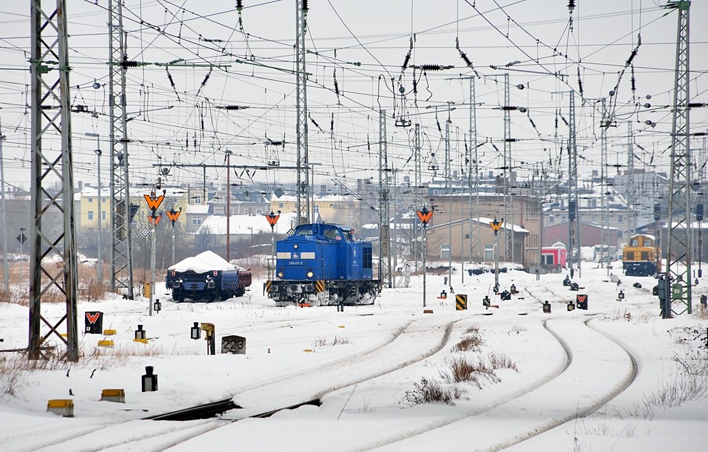 203 011 der PRESS mit ihren 2 Wagen im Bf Stralsund beim Umsetzen und einmal drum di rum, am 04.02.2010