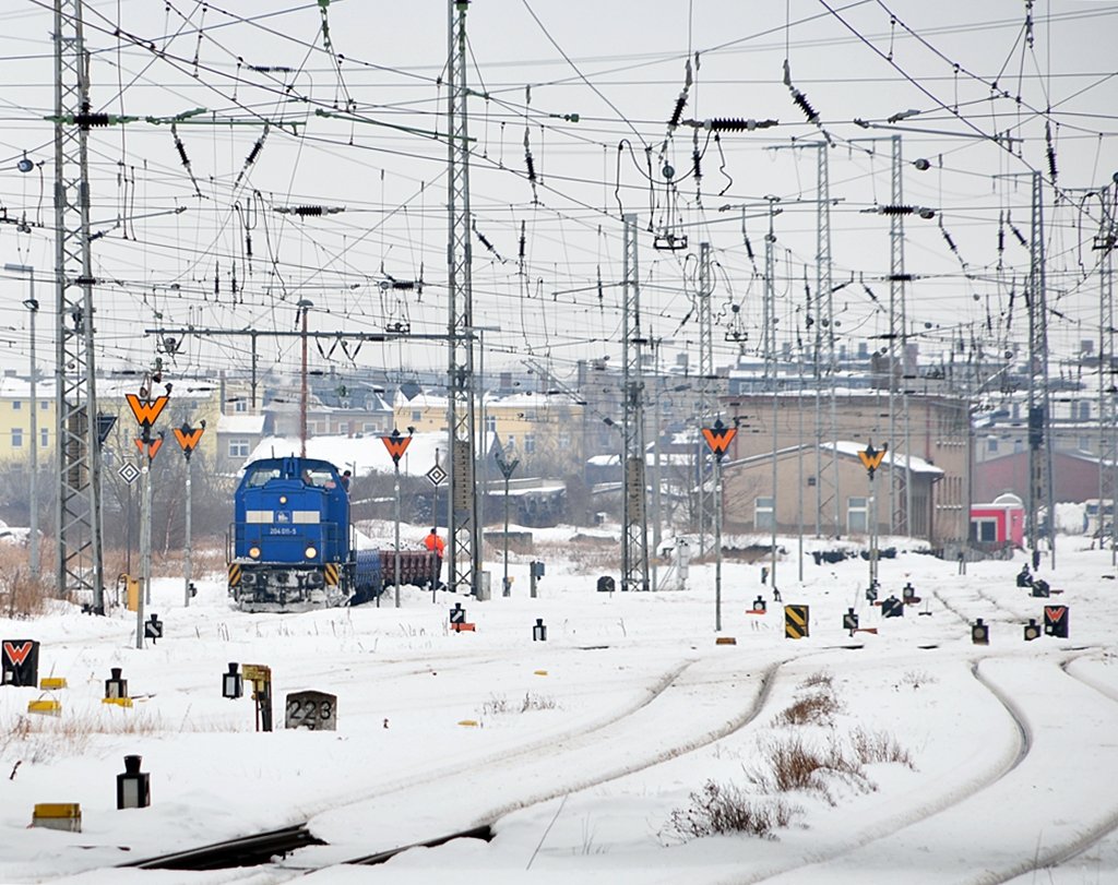 203 011 der PRESS mit ihren 2 Wagen im Bf Stralsund beim Umsetzen, am 04.02.2010