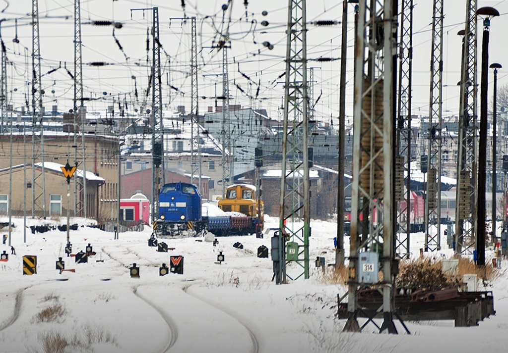 203 011 der PRESS setzt mit ihren 2 Wagen an die defekte Schneefr�se im Bf Stralsund zum Abtransport, am 04.02.2010