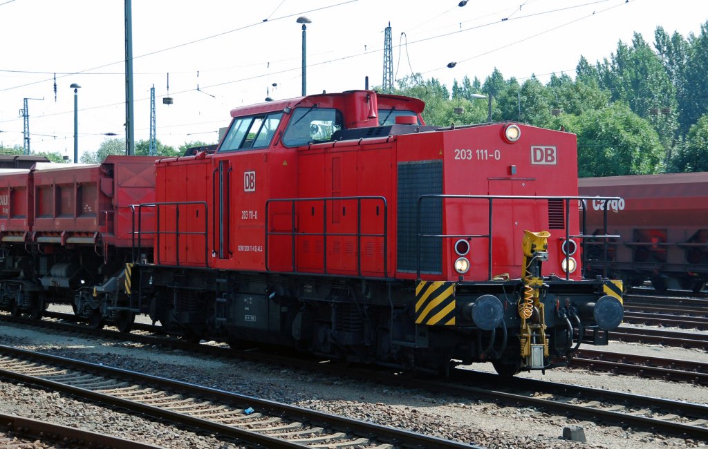 203 111 rangiert am 05.08.10 in Eilenburg. 