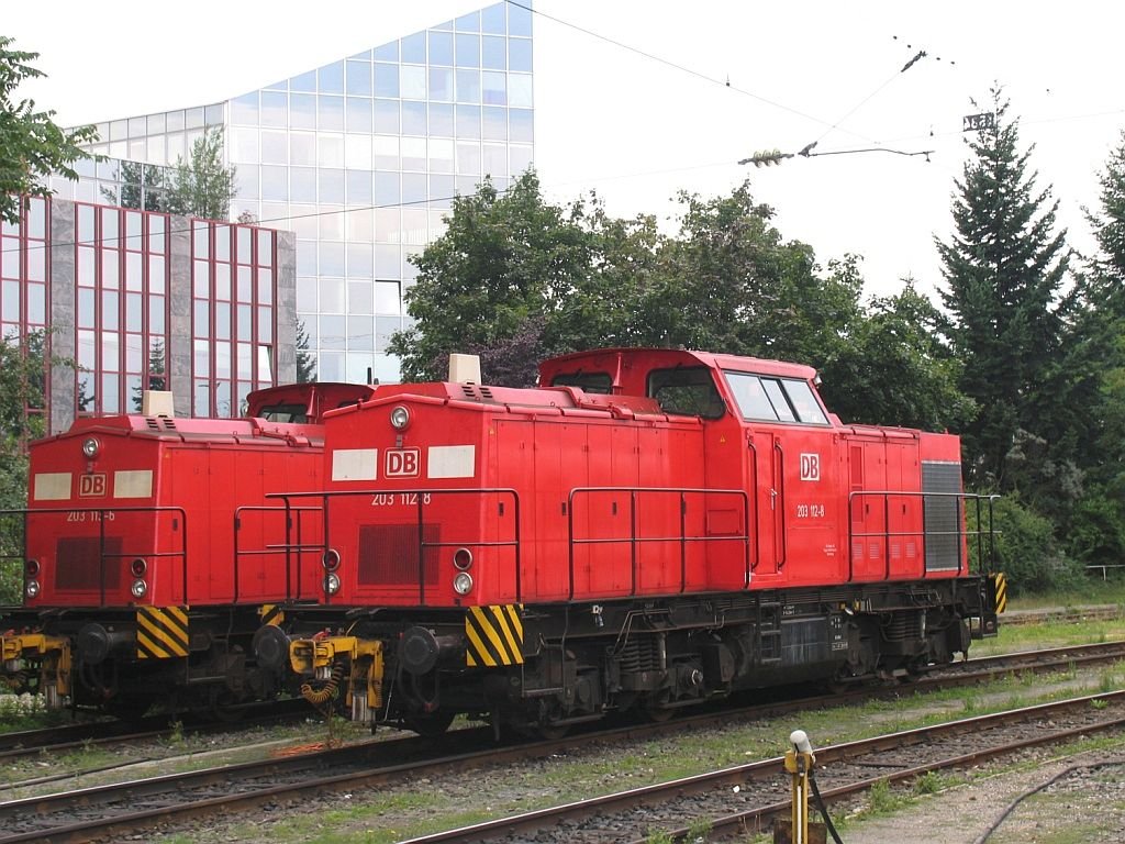 203 112-8 und  203 113-6 auf N�rnberg Hauptbahnhof am 14-08-2005.