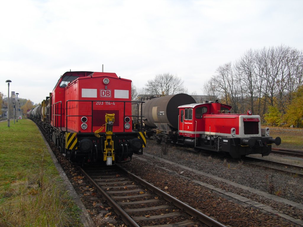 203 114-4 steht am 01.11.10 im Bahnhof Greiz-D�lau Richtung Gera ,daneben die Werklok von Thioplast Chemicals Greiz-D�lau.