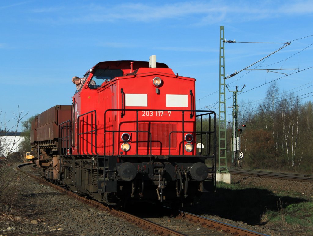 203 117-7 von BBL am 02.04.2011 mit einem Bauzug in Stolberg.