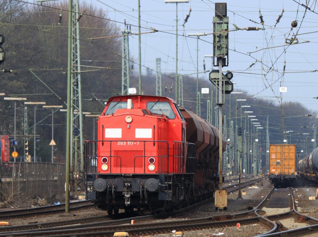 203 117-7 mit Schotterwagen am 27.03.2011 in Aachen West.