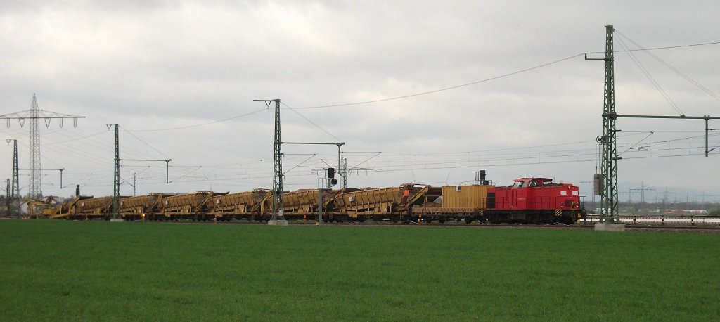 203 118-5 mit Bauzug, steht zwischen Limburgerhof & Ludwigshafen-Rheingnheim. Dort wird zur Zeit ein drittes Gleis verlegt. 01.04.2011