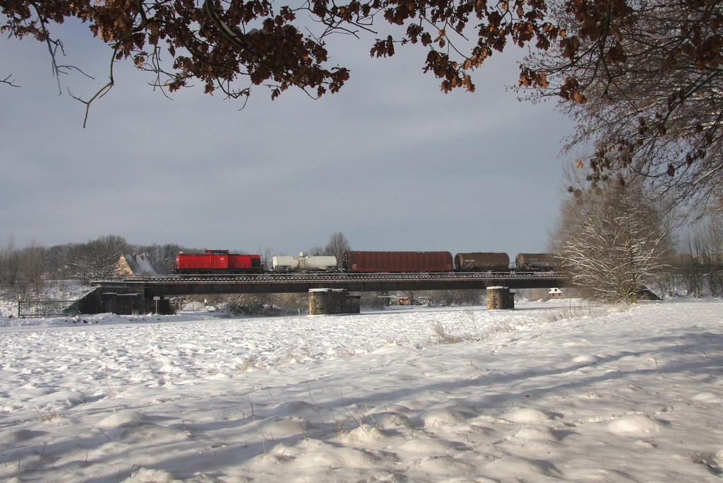 203 118 berquert mit einer berfhrung die Elsterbrcke in Wnschendorf am 07.01.2009