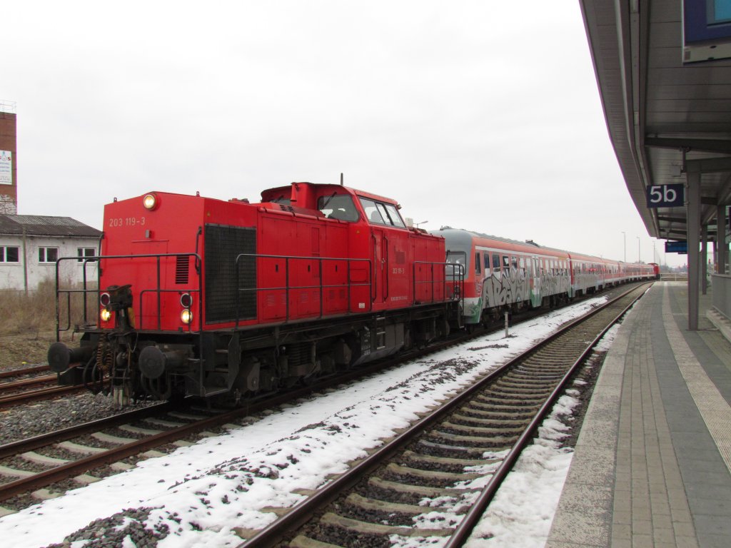 203 119 3 mit alten ausdedienten Triebwagen und am Zugschluss MEG 101 am 04.04.2013 im Bahnhof von Halberstadt