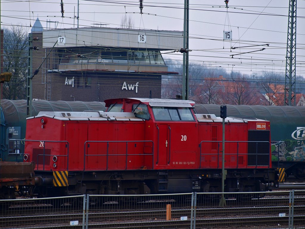 203 122-7 fuhr frher fr PBSV als Lok Nr.20, heute ist sie fr BBL Logistik als Lok Nr.09 unterwegs. Im Hintergrund das Stellwerk von Aachen West und im Vordergrund der von allen Bahnfotografen so geliebte Bauzaun, der schon mehrere Jahre dort steht und im April endlich abgebaut wird. 21.02.2011