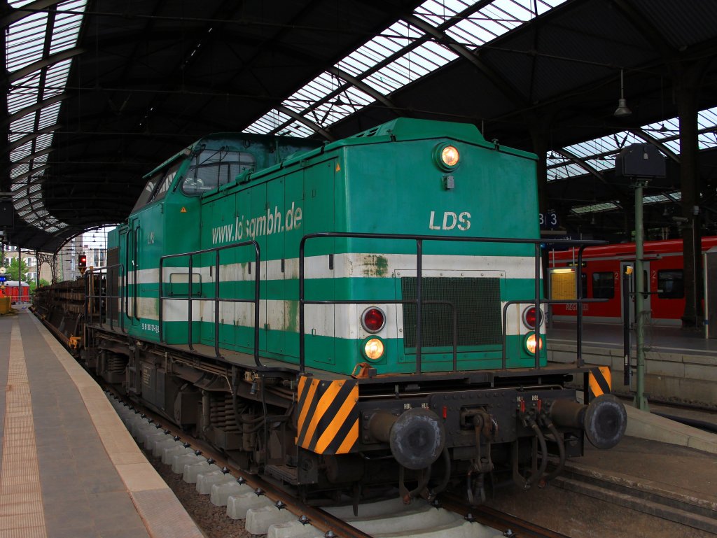 203 127-6  von LDS steht am 28.06.2012 mit einem Flachwagenzug auf dem noch ungeschotterten Gleis 1 im Aachener Hbf. Das Gleis wurde ausgetauscht, nun werden die alten Gleisjoche auf den Zug verladen.