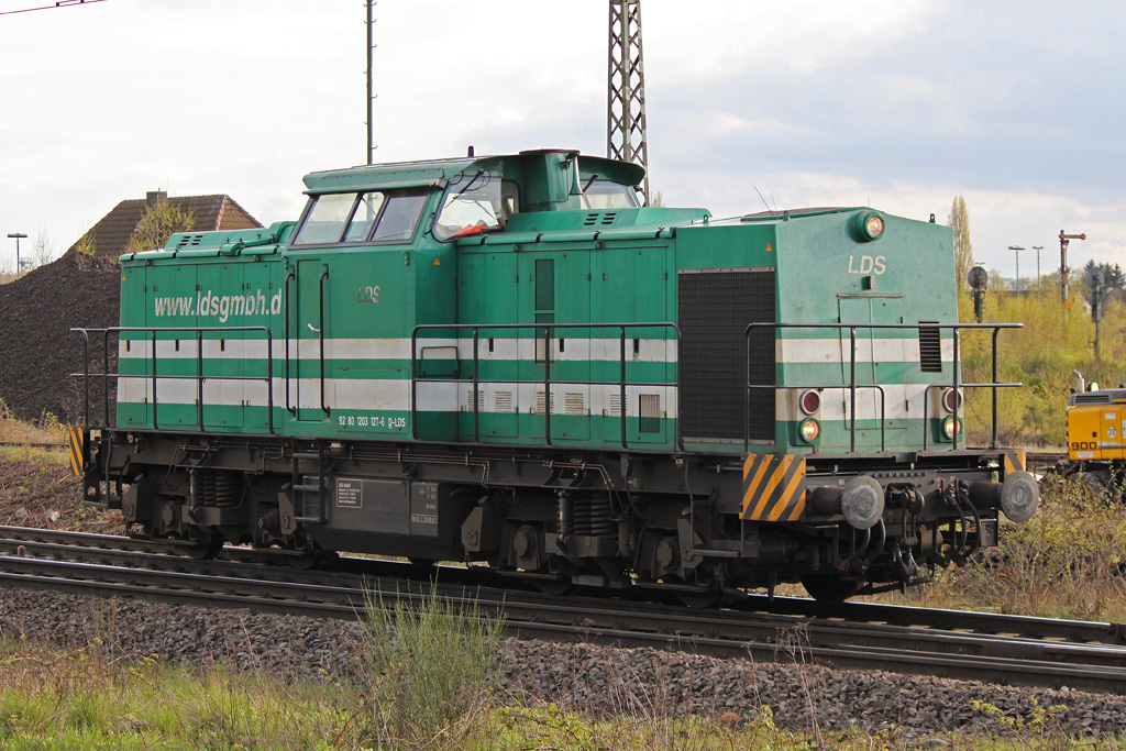 203 127 am 19.4.12 bei der Ausfahrt in Duisburg-Wedau.