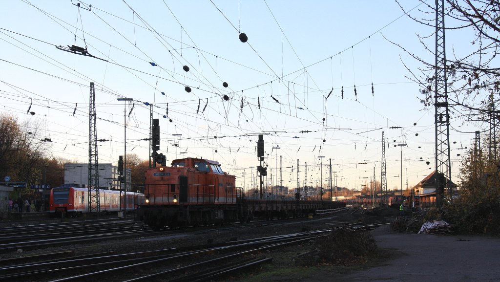 203 142-5 von Locon 216 rangiert in Aachen-West mit leern Schotterwagen bei sch�nem Novemberwetter am 22.11.2012.