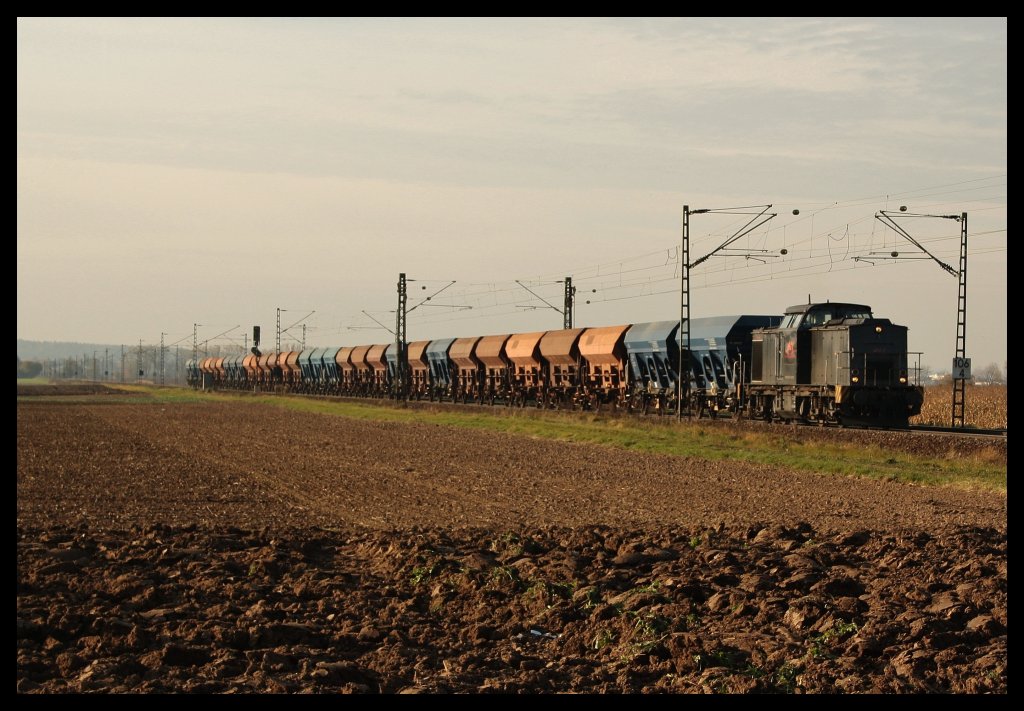 203 148 -2 von RT&L mit einem bunten Schotterwagen Zug am 27.10.2010 in Mangolding. Es wre ohne den Wind ein eig. warmer Oktober Tag geworden. 