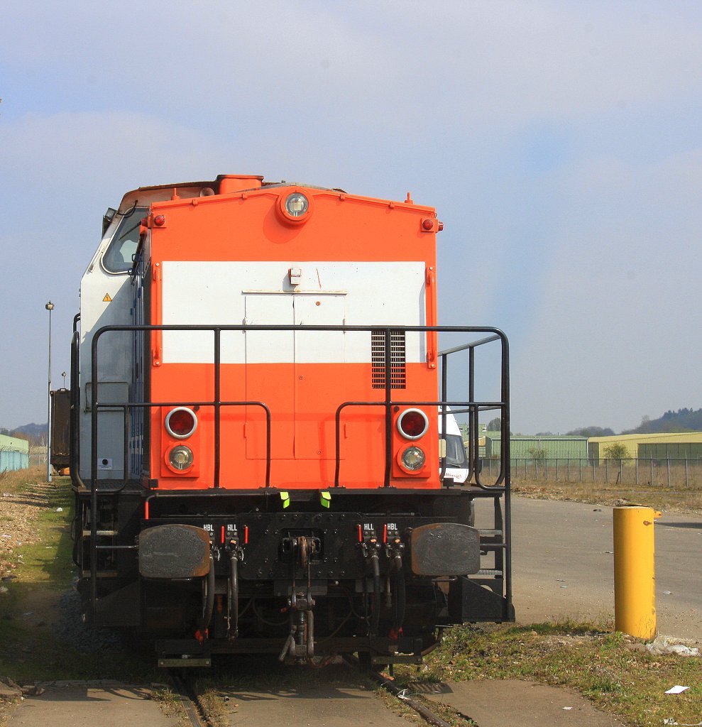 203 163-1 der NBE RAIL steht mit einem Mllzug in Haanrade(NL) bei Schnem Sonnenschein am 6.4.2012.