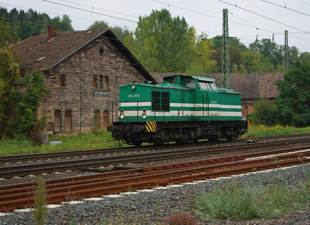 203 211-8 Lz auf ihrer Fahrt in Richtung Sden vor der Kulisse des alten Ringlokschuppens Niederhone. Aufgenommen am 30.09.2010 am B Eltmannshausen/Eschwege West.