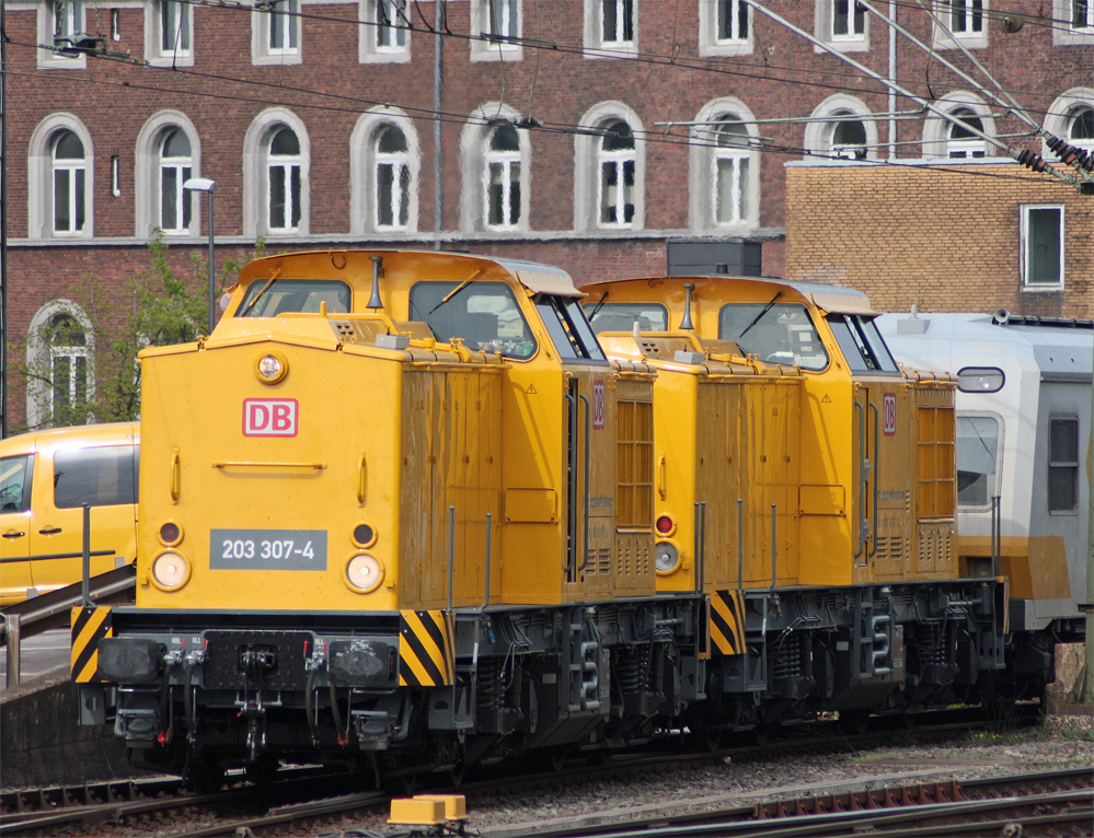 203 301-7 und 203 307-4 schieben mit vereinten Krften den 719 102-6 in den Aachener Hbf, 25.4.10