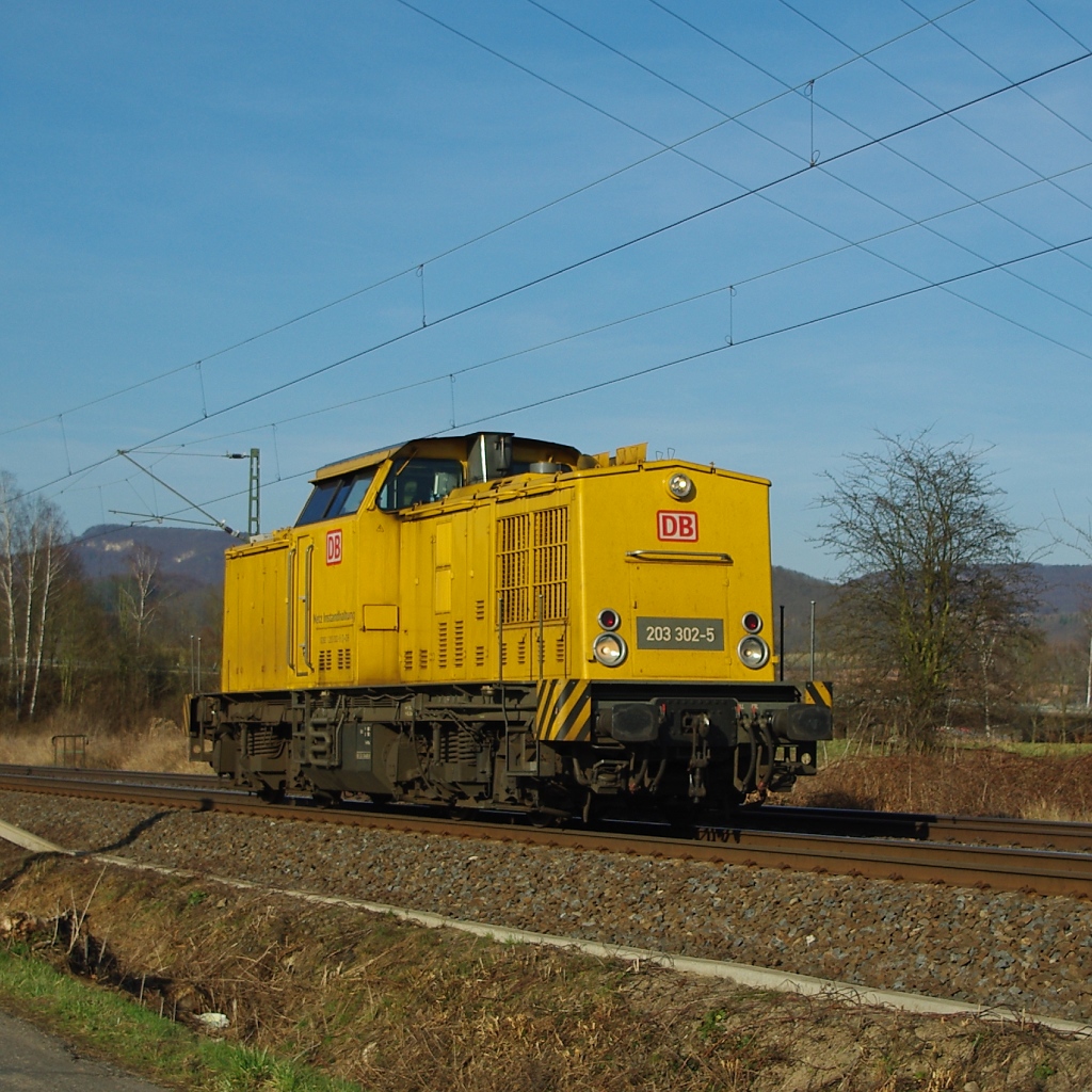 203 302-5 als Tfzf in Richtung Sden. Aufgenommen am 24.03.2011 kurz vor Eschwege West.