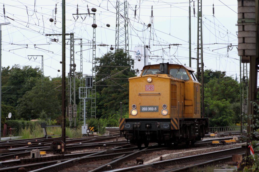 203 302-5 DB fhrt als Lokzug aus Kln-Kalk und fhrt durch Kln-Gremberg in Richtung Koblenz bei Sommerwetter.
11.8.2011